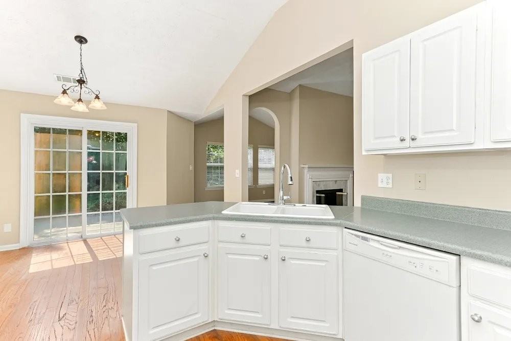 2404 Pemberton Pt - Photo 6 of 12