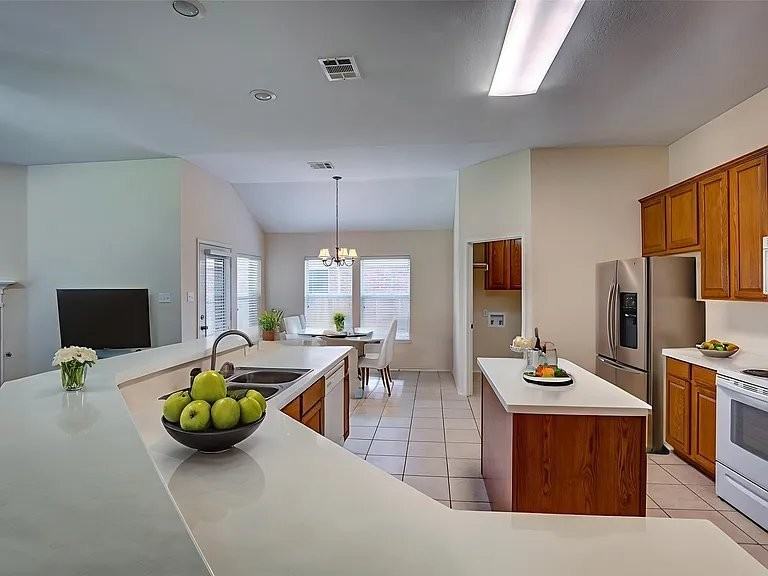 112 Cherrytree Trl - Photo 3 of 16