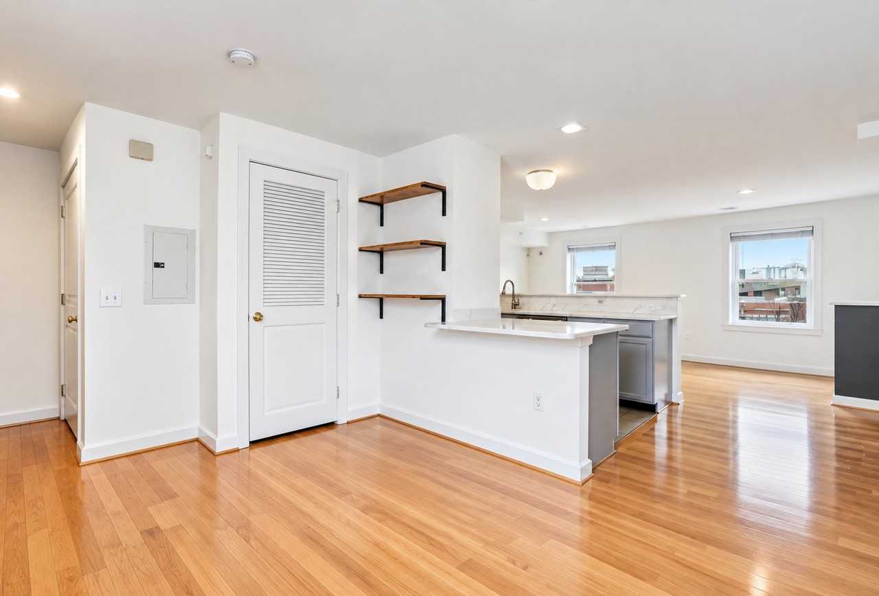 921 Lombard St - Photo 2 of 9