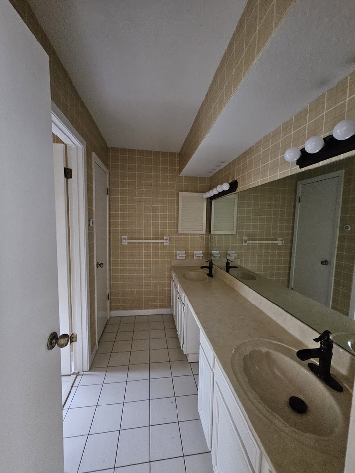 4944 Lions Gate Dr #NA - Photo 4 of 10
