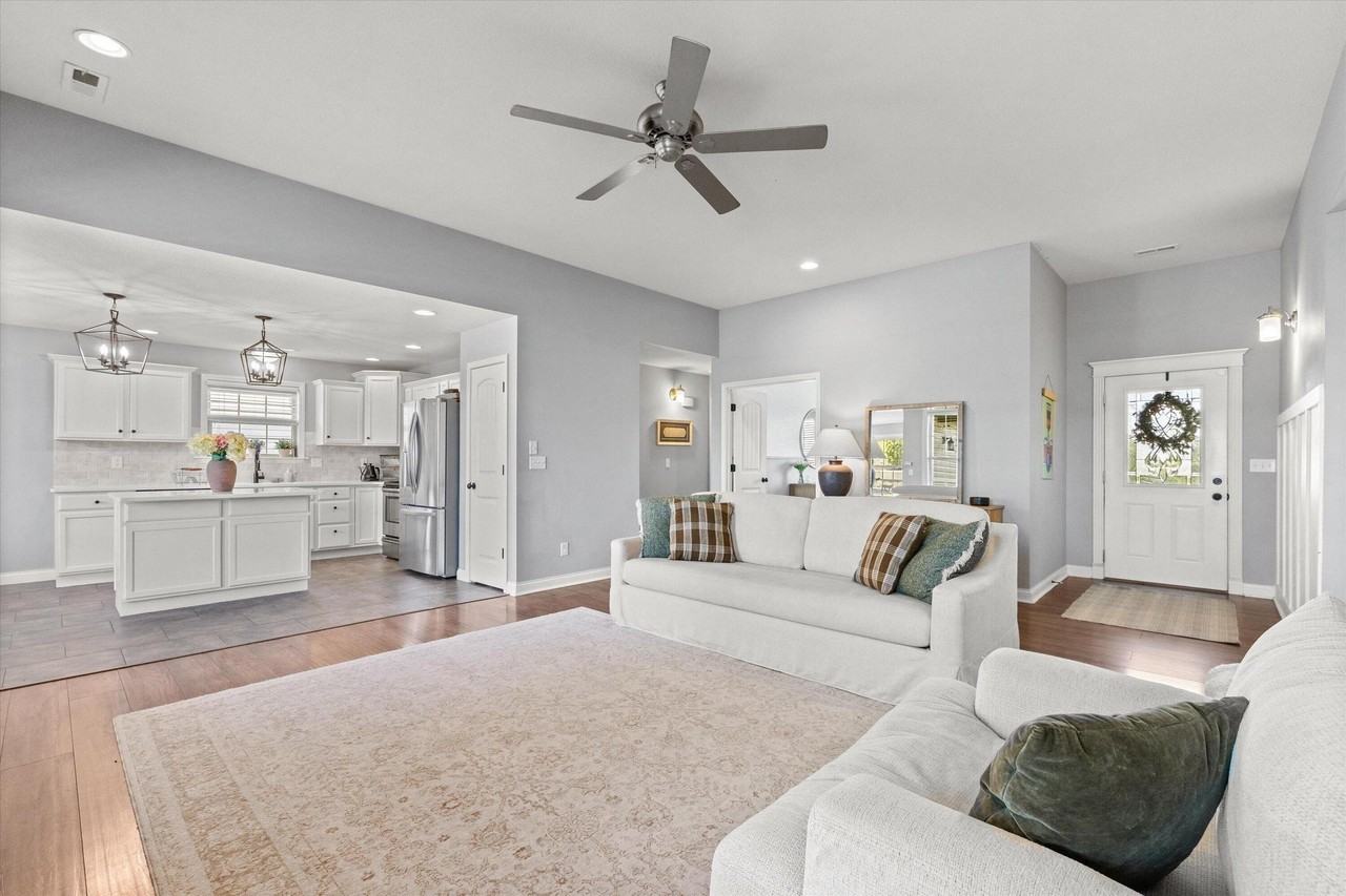 5007 Whitefish Ct - Photo 3 of 16