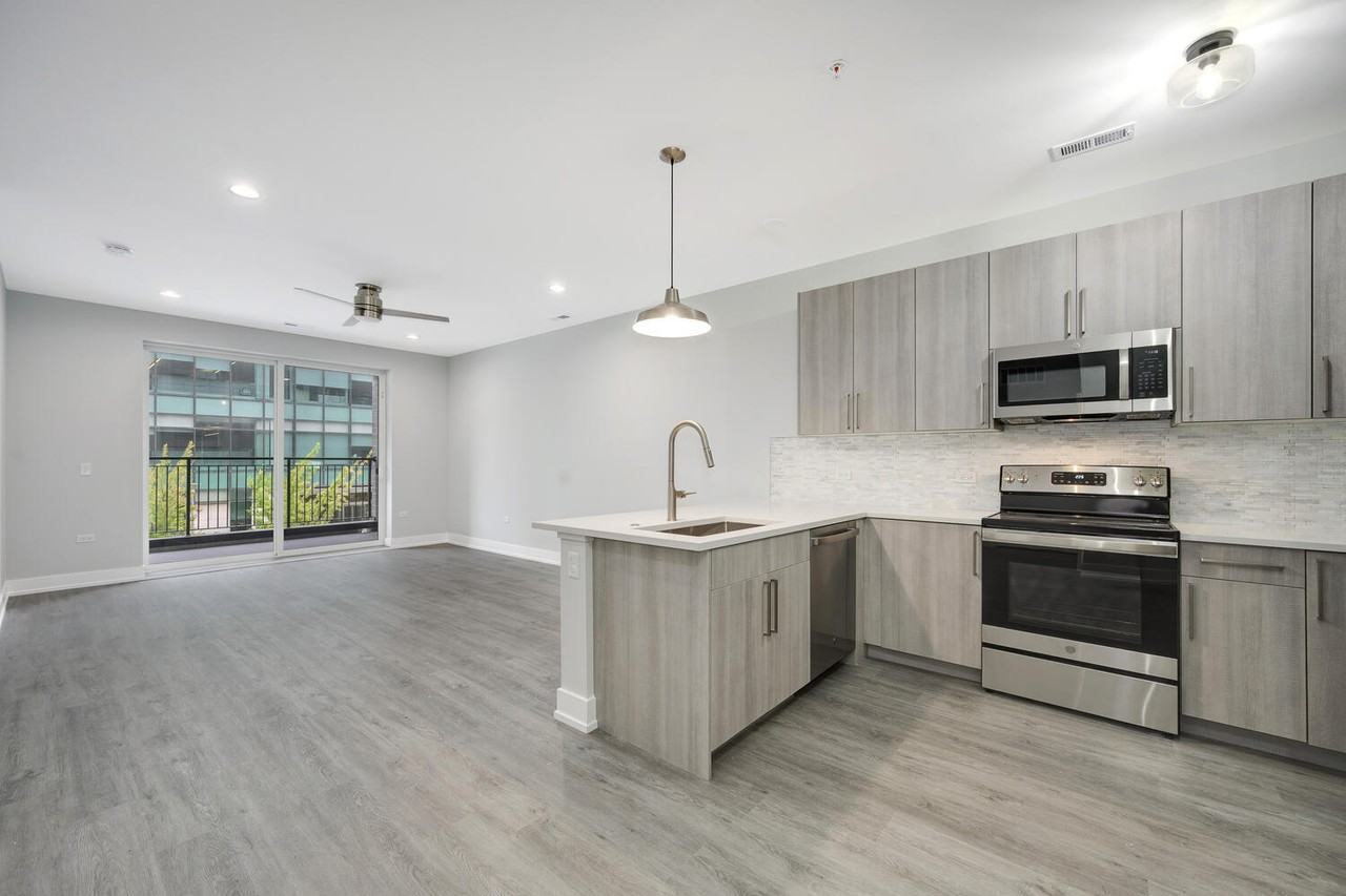 825 E 61st St #309 - Photo 2 of 17