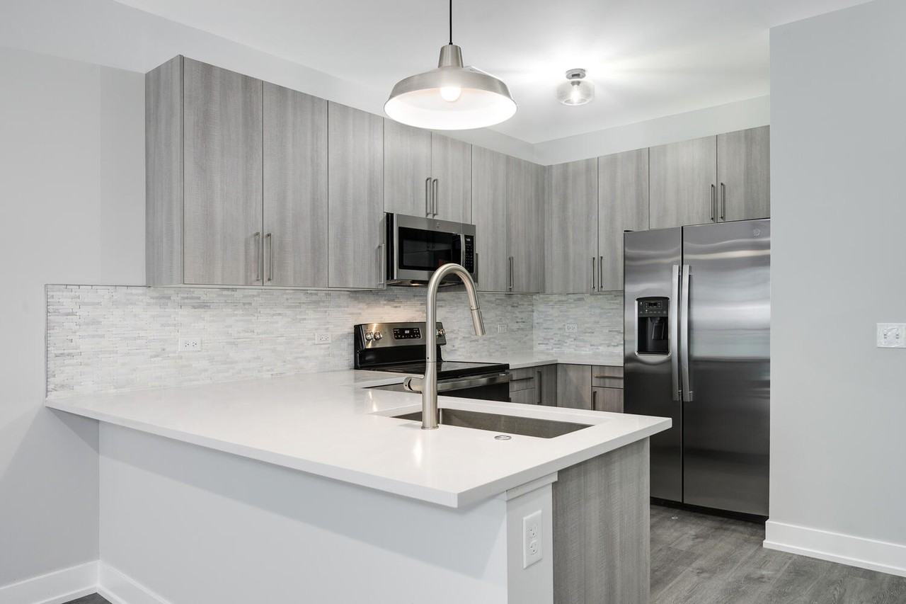 825 E 61st St #309 - Photo 3 of 17