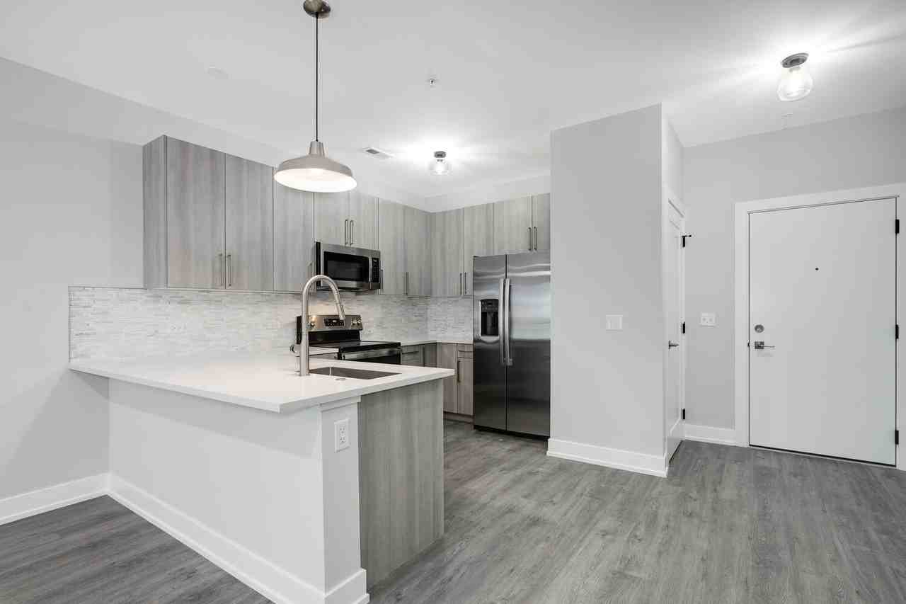 825 E 61st St #309 - Photo 4 of 17