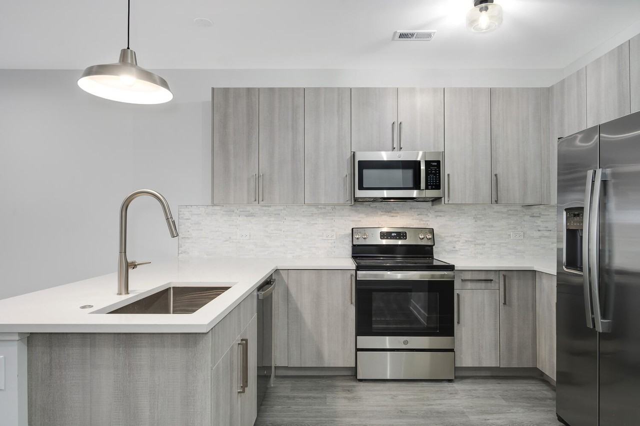 825 E 61st St #309 - Photo 5 of 17