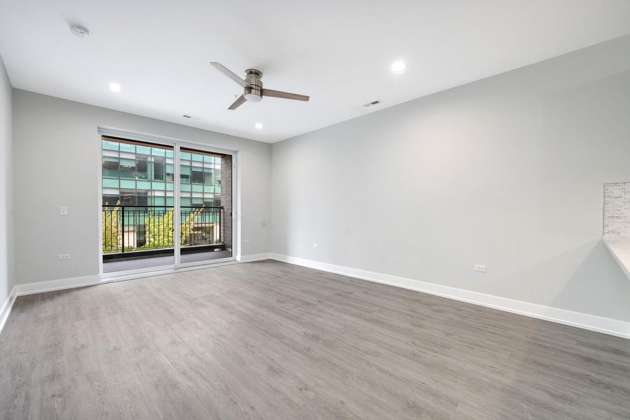 825 E 61st St #309 - Photo 6 of 17