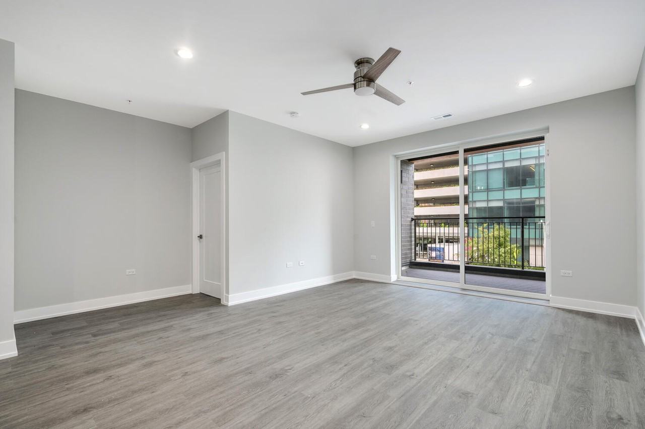825 E 61st St #309 - Photo 7 of 17