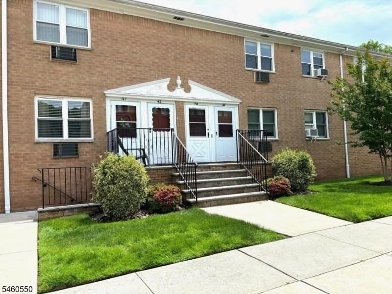 725 Joralemon St - Photo 2 of 14