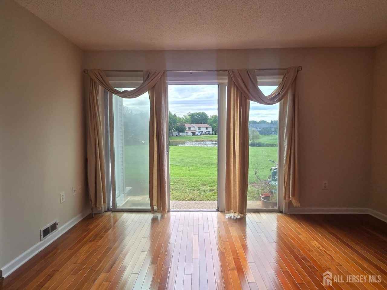 187 Hampshire Ct - Photo 2 of 17