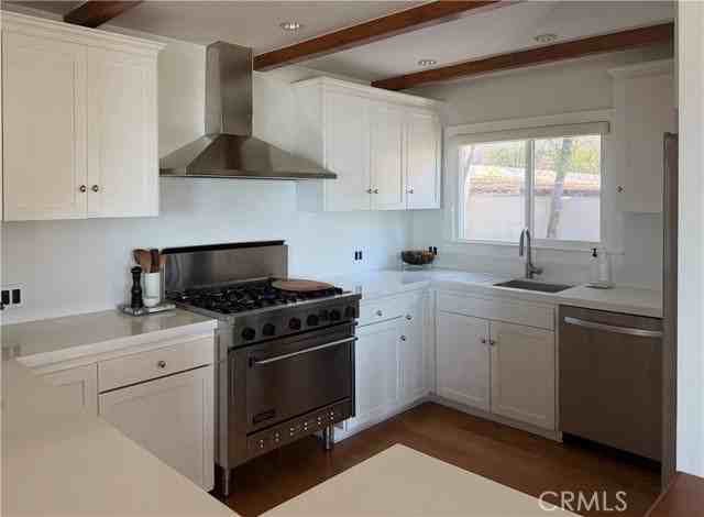995 Summit Dr - Photo 3 of 8