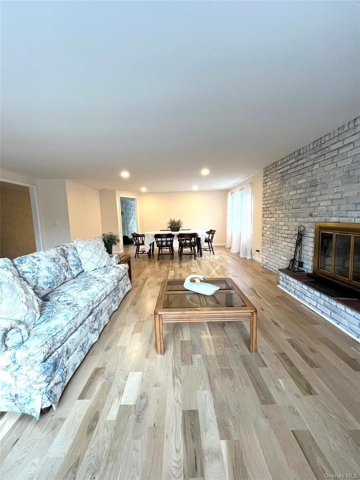 25 Squires Ave - Photo 6 of 21
