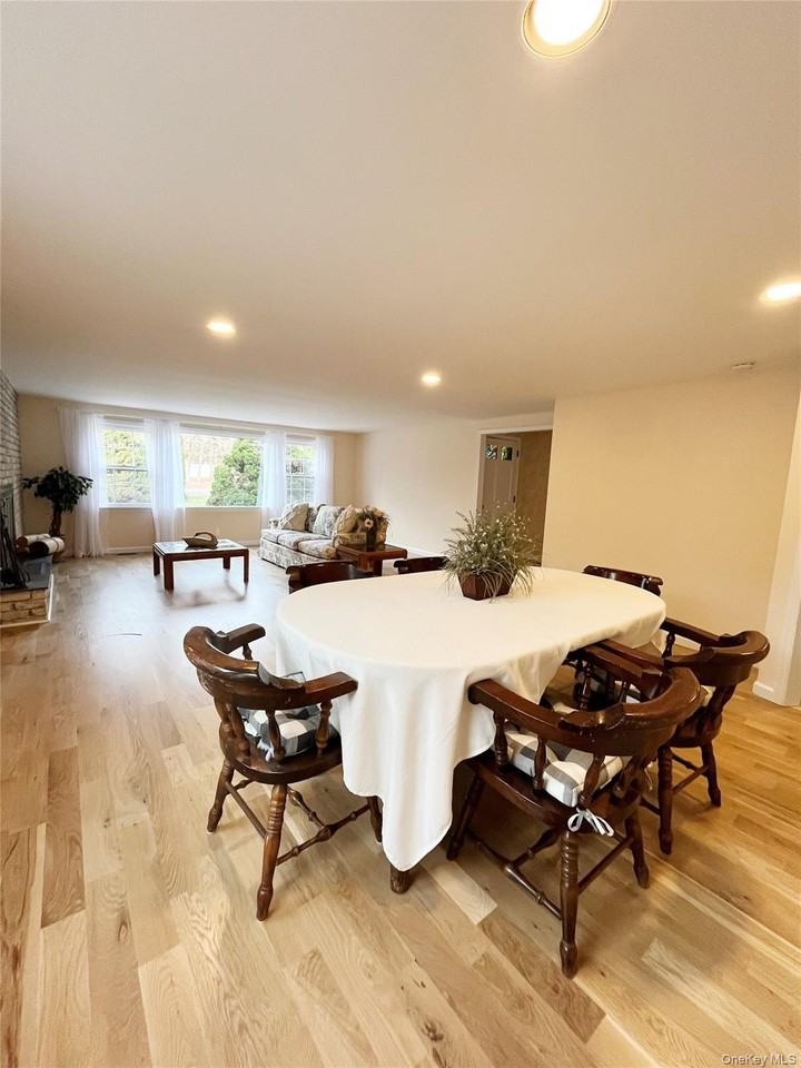 25 Squires Ave - Photo 7 of 21