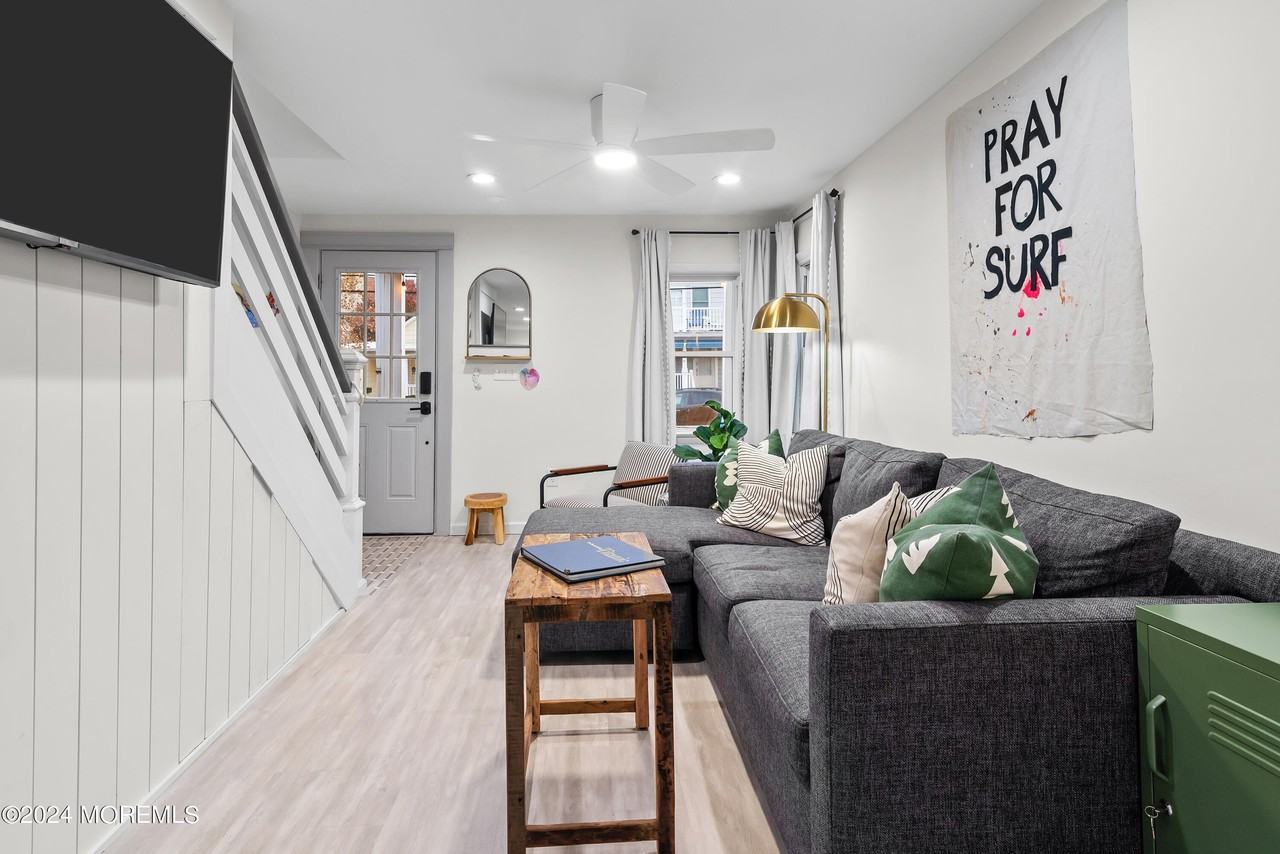 81 Franklin Ave - Photo 2 of 22