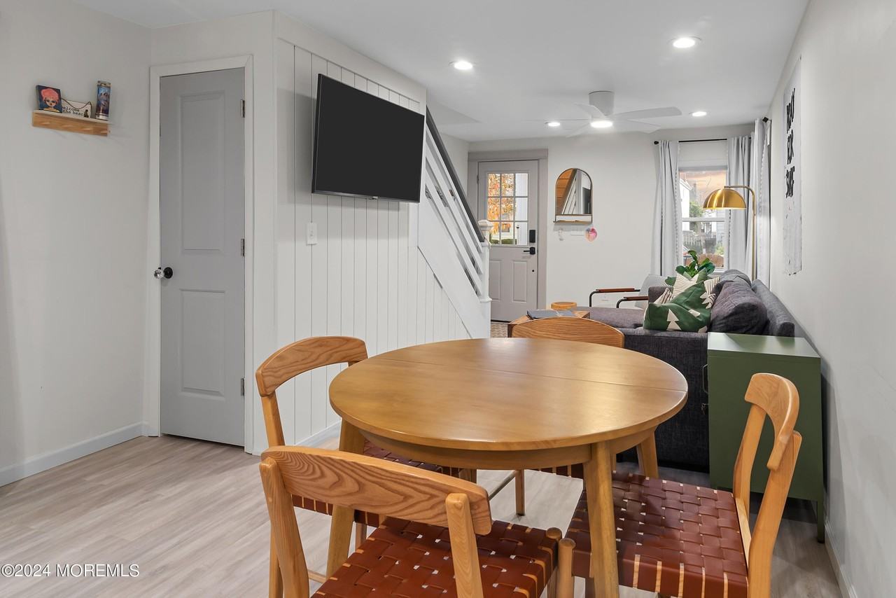81 Franklin Ave - Photo 3 of 22