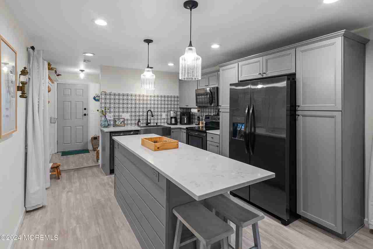 81 Franklin Ave - Photo 5 of 22