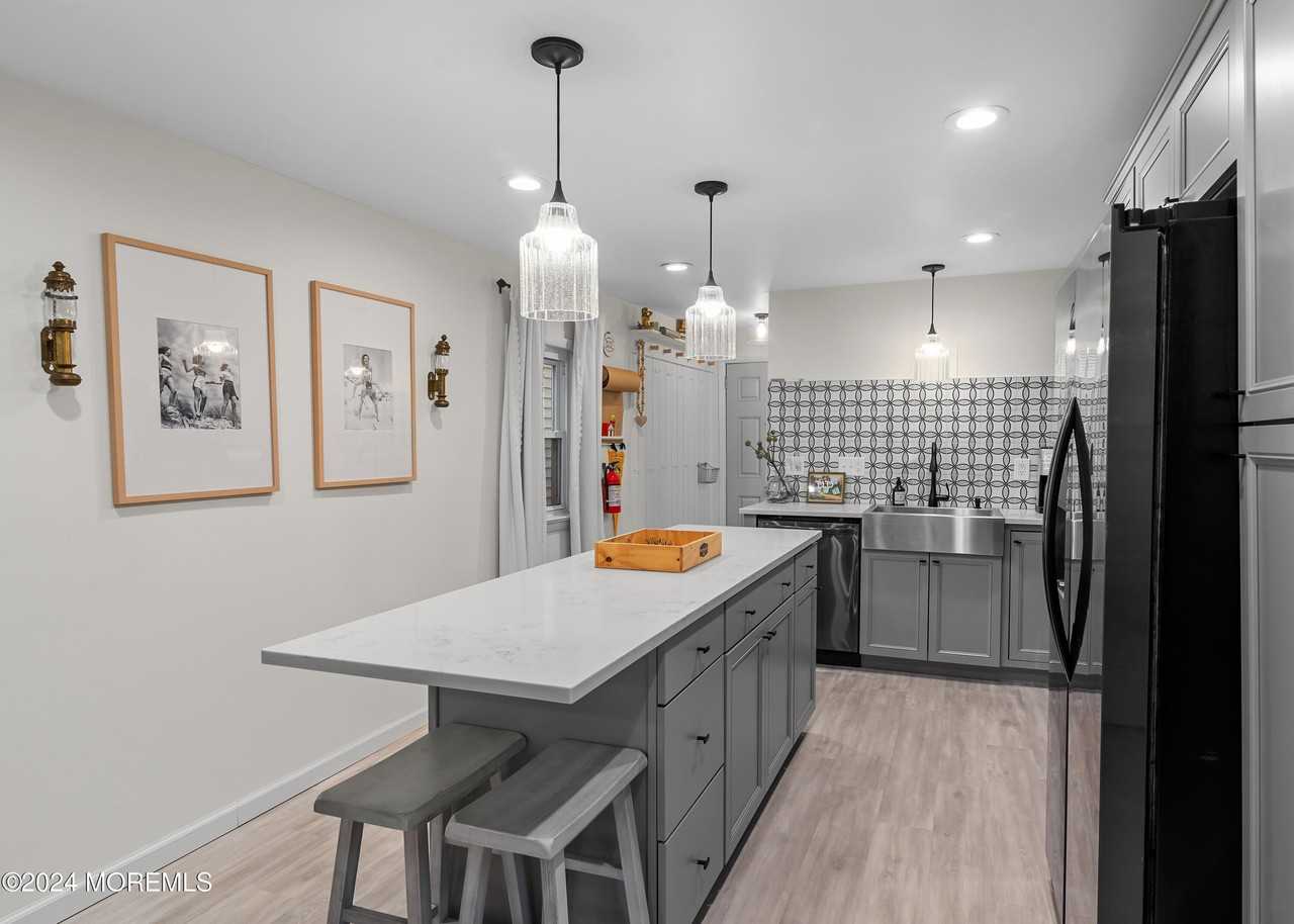 81 Franklin Ave - Photo 6 of 22