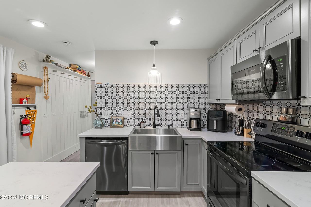 81 Franklin Ave - Photo 7 of 22