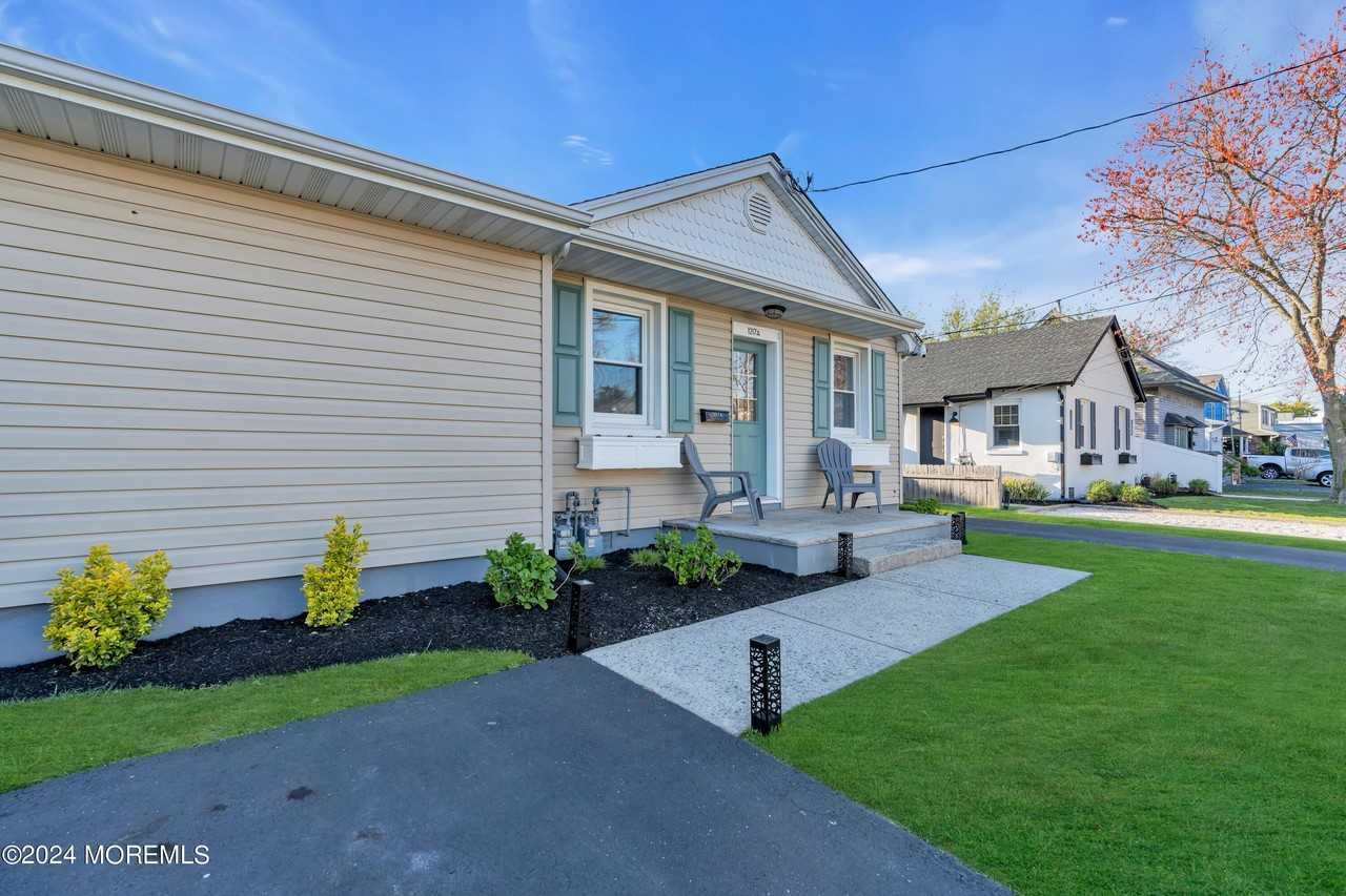 1217 Lister St - Photo 2 of 26