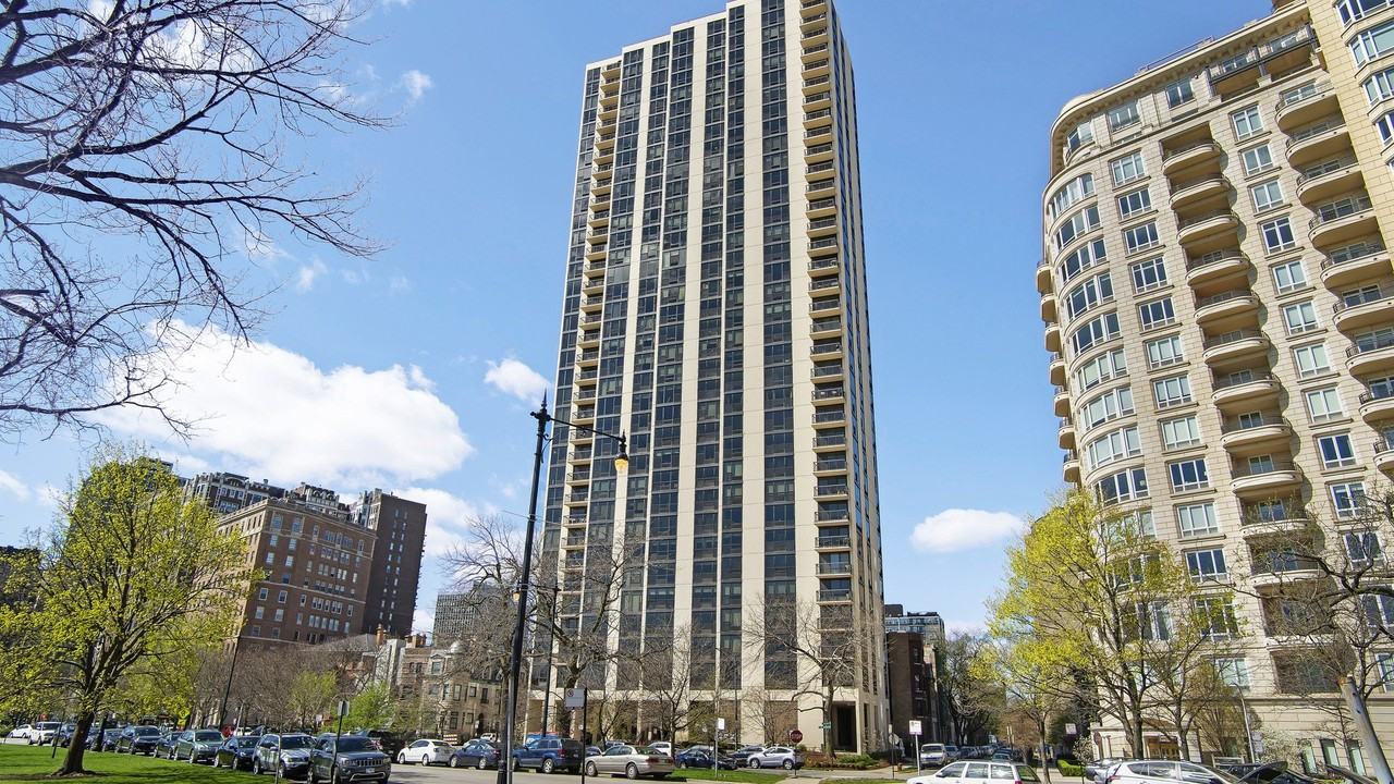 2500 N Lakeview Ave #3002