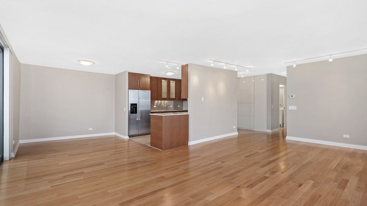 2500 N Lakeview Ave #3002 - Photo 7 of 20