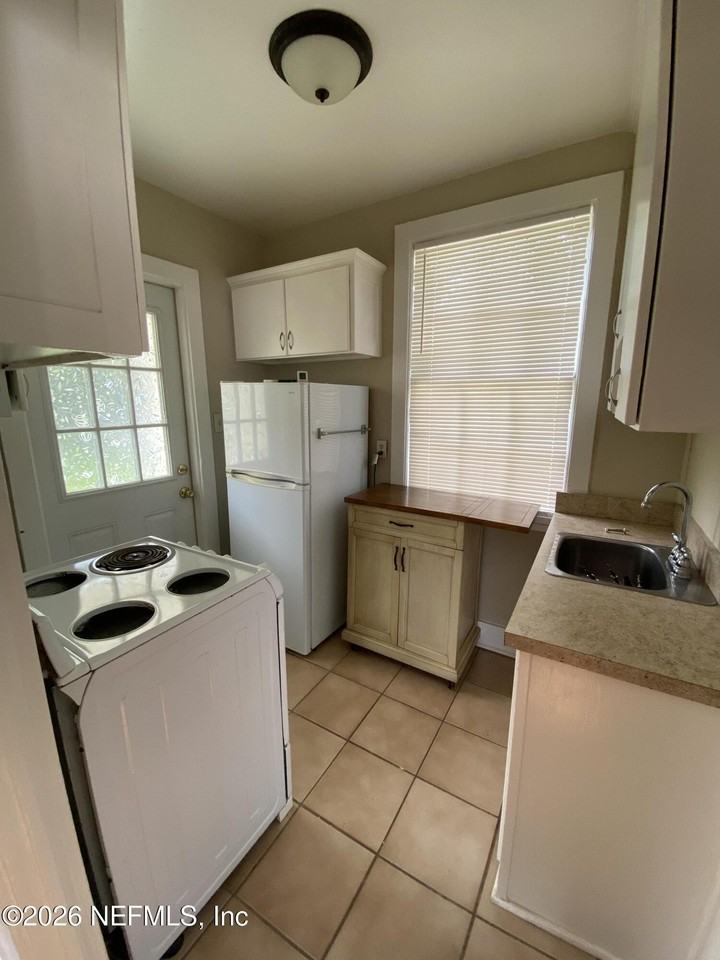 1535 Parkwood St #3 - Photo 3 of 4