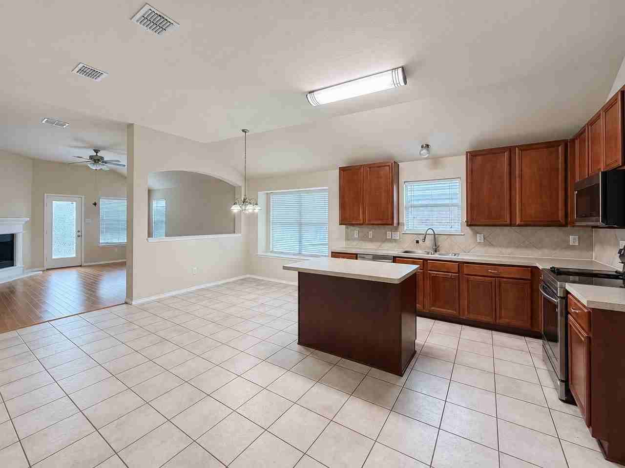 625 Soledad St - Photo 3 of 13