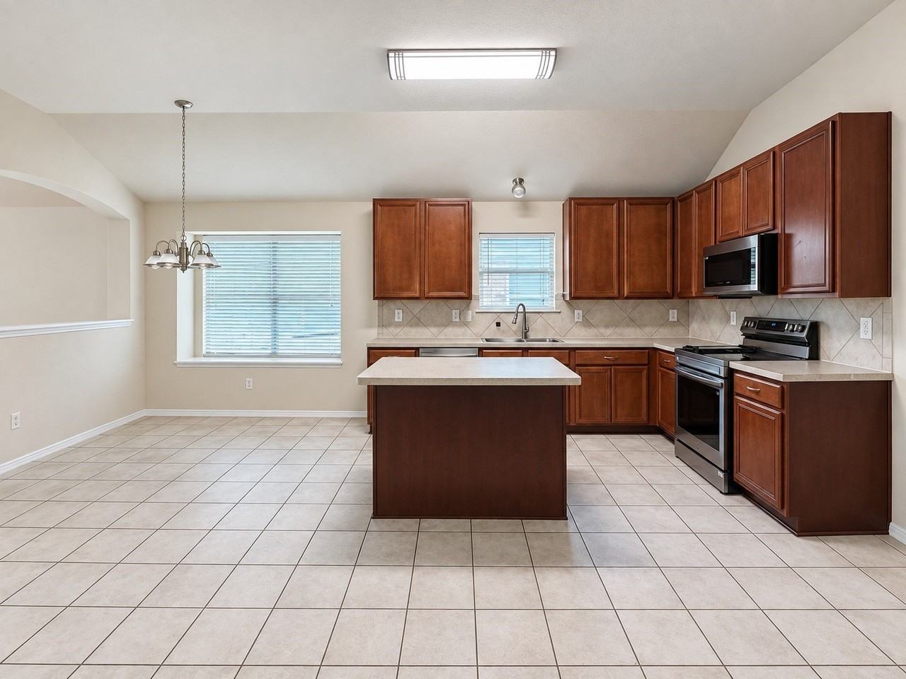 625 Soledad St - Photo 4 of 13