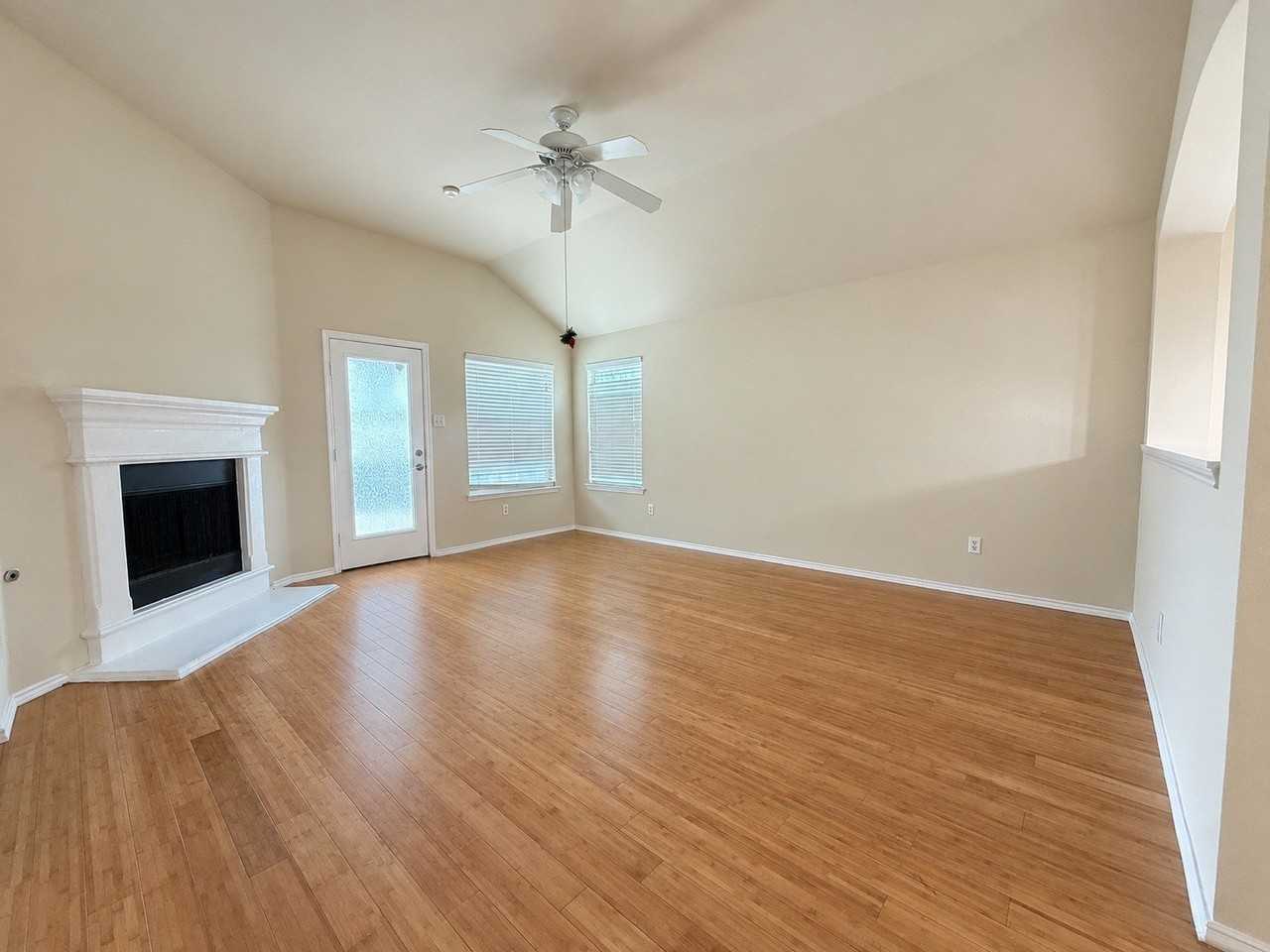 625 Soledad St - Photo 5 of 13