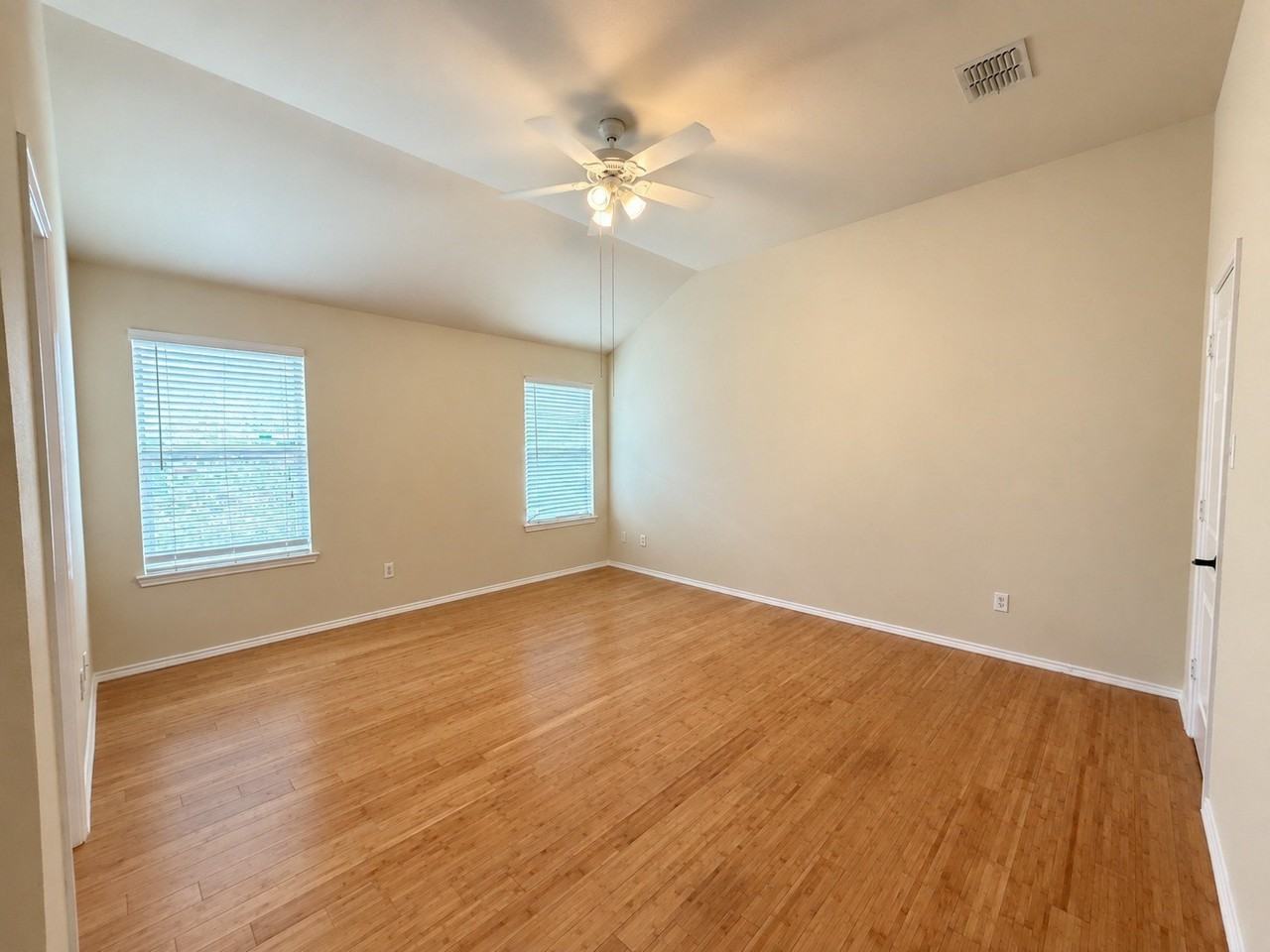 625 Soledad St - Photo 7 of 13
