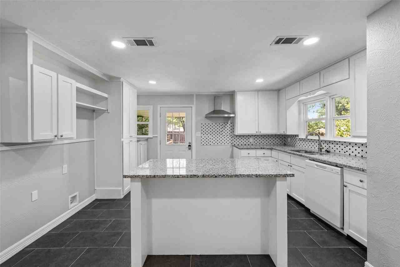 4529 Sanger Ave - Photo 6 of 20