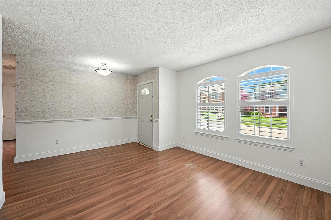 5025 Boxwood Ln - Photo 2 of 15