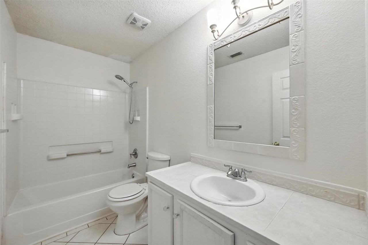 5025 Boxwood Ln - Photo 3 of 15