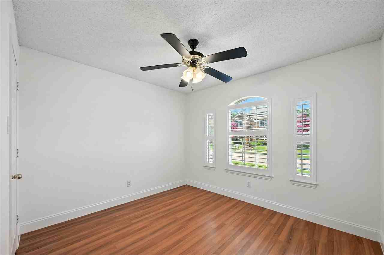 5025 Boxwood Ln - Photo 4 of 15