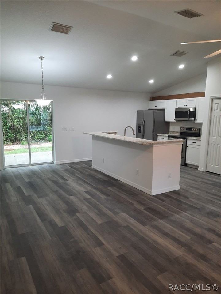 605 Howard St - Photo 2 of 7