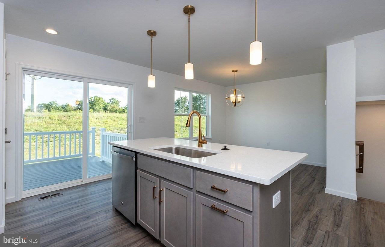 1033 Addie Ln - Photo 6 of 40