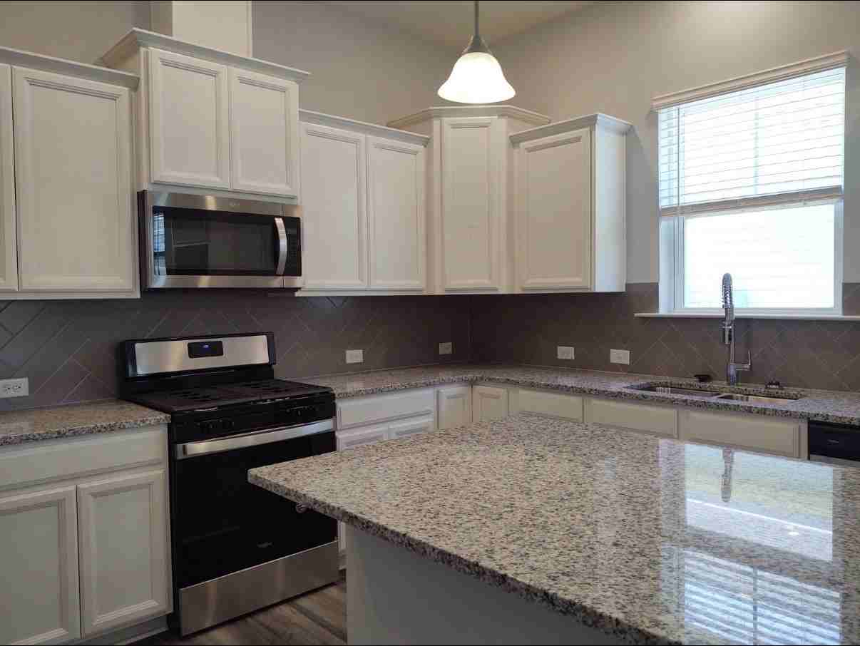 104 Carpenter St - Photo 3 of 23