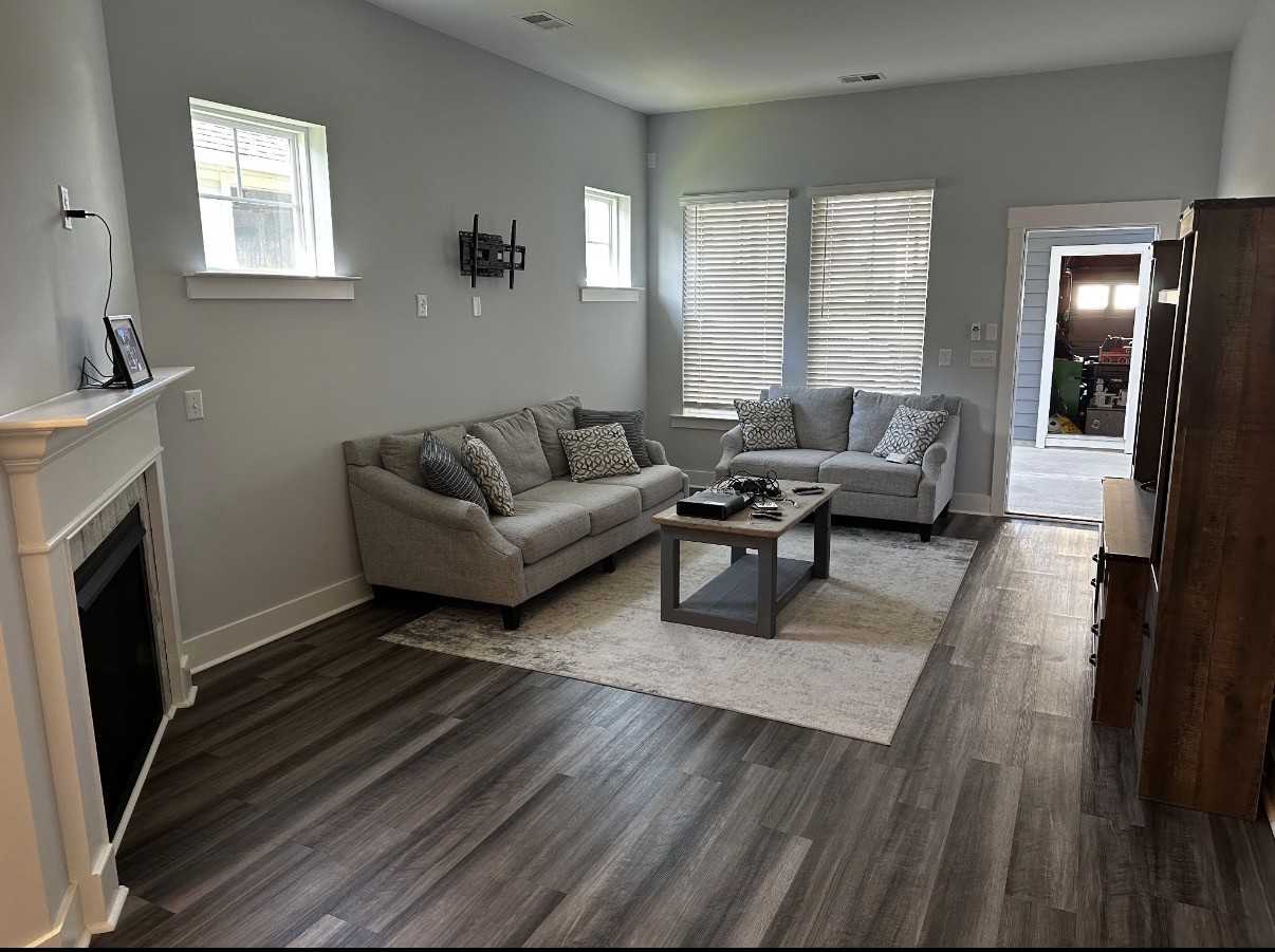 104 Carpenter St - Photo 5 of 23