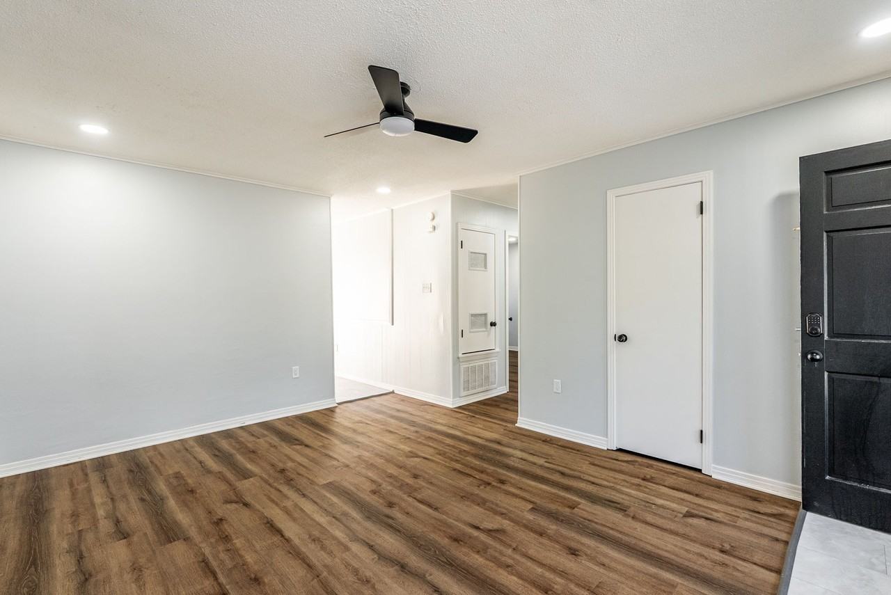 9001 Woodbine St #C - Photo 3 of 10