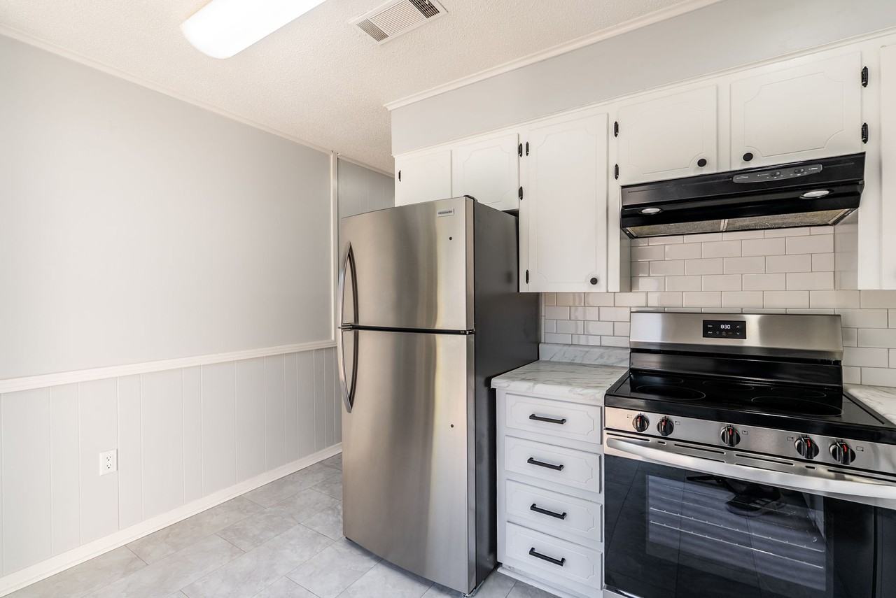 9001 Woodbine St #C - Photo 5 of 10