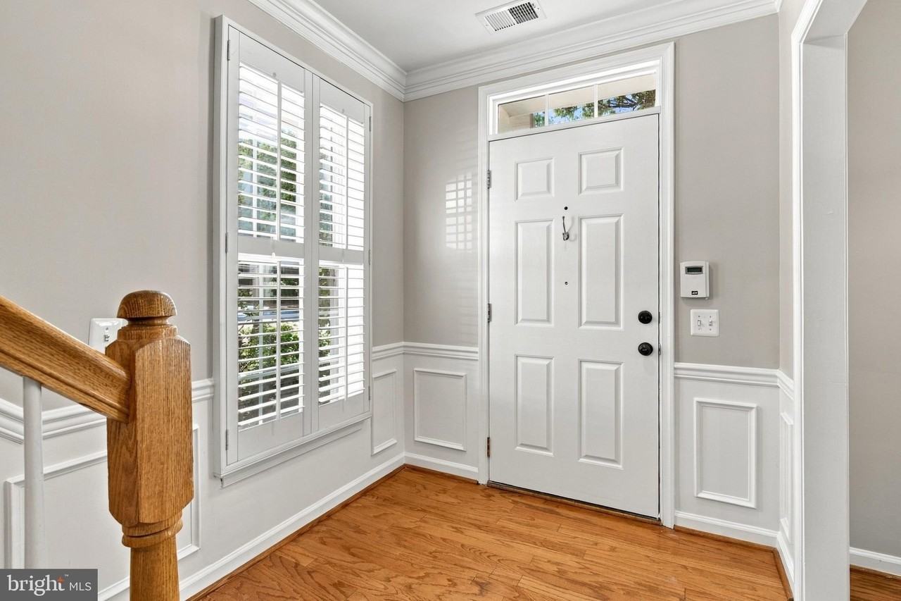 1401 Roundhouse Ln - Photo 2 of 29