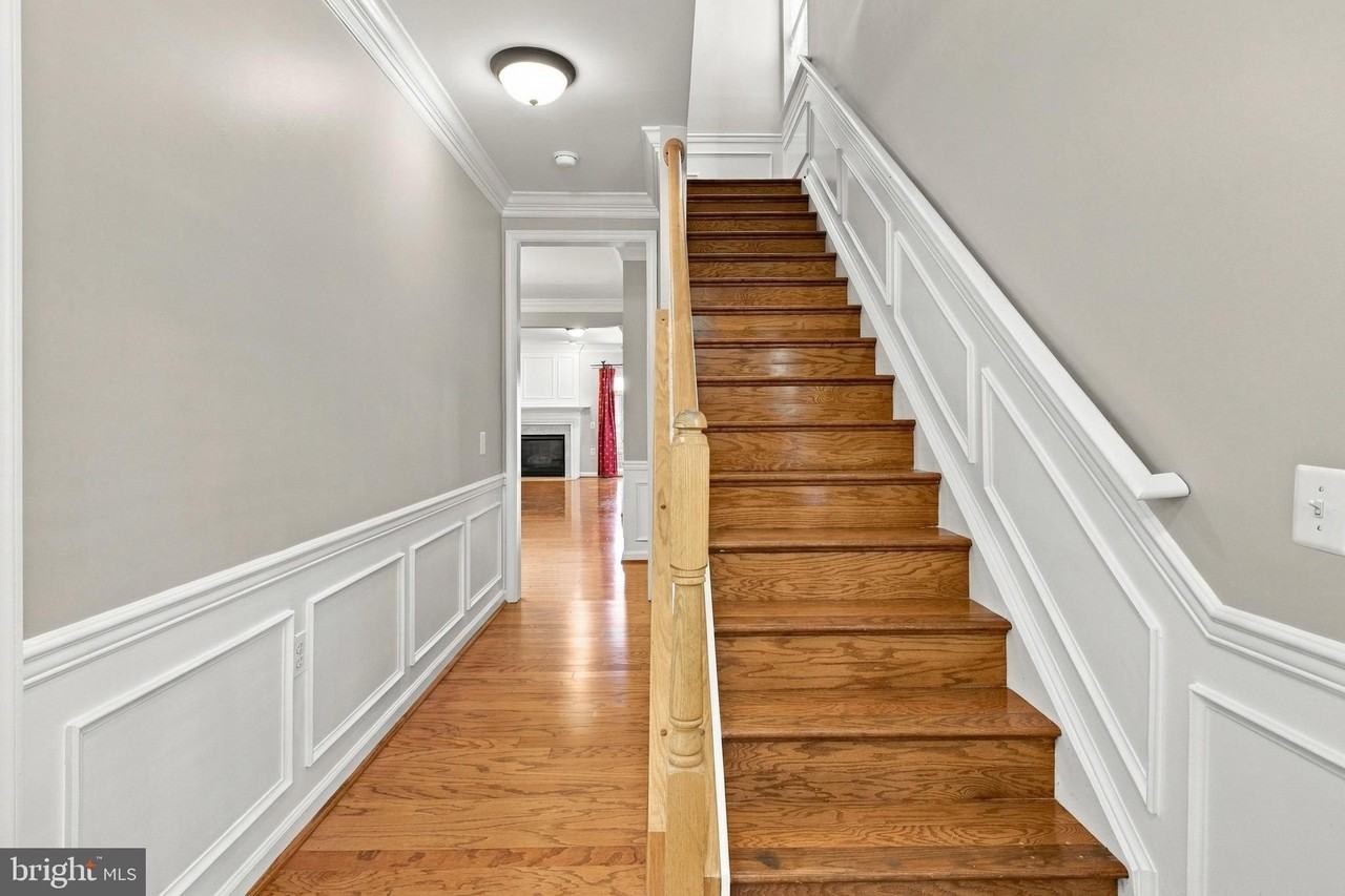 1401 Roundhouse Ln - Photo 3 of 29