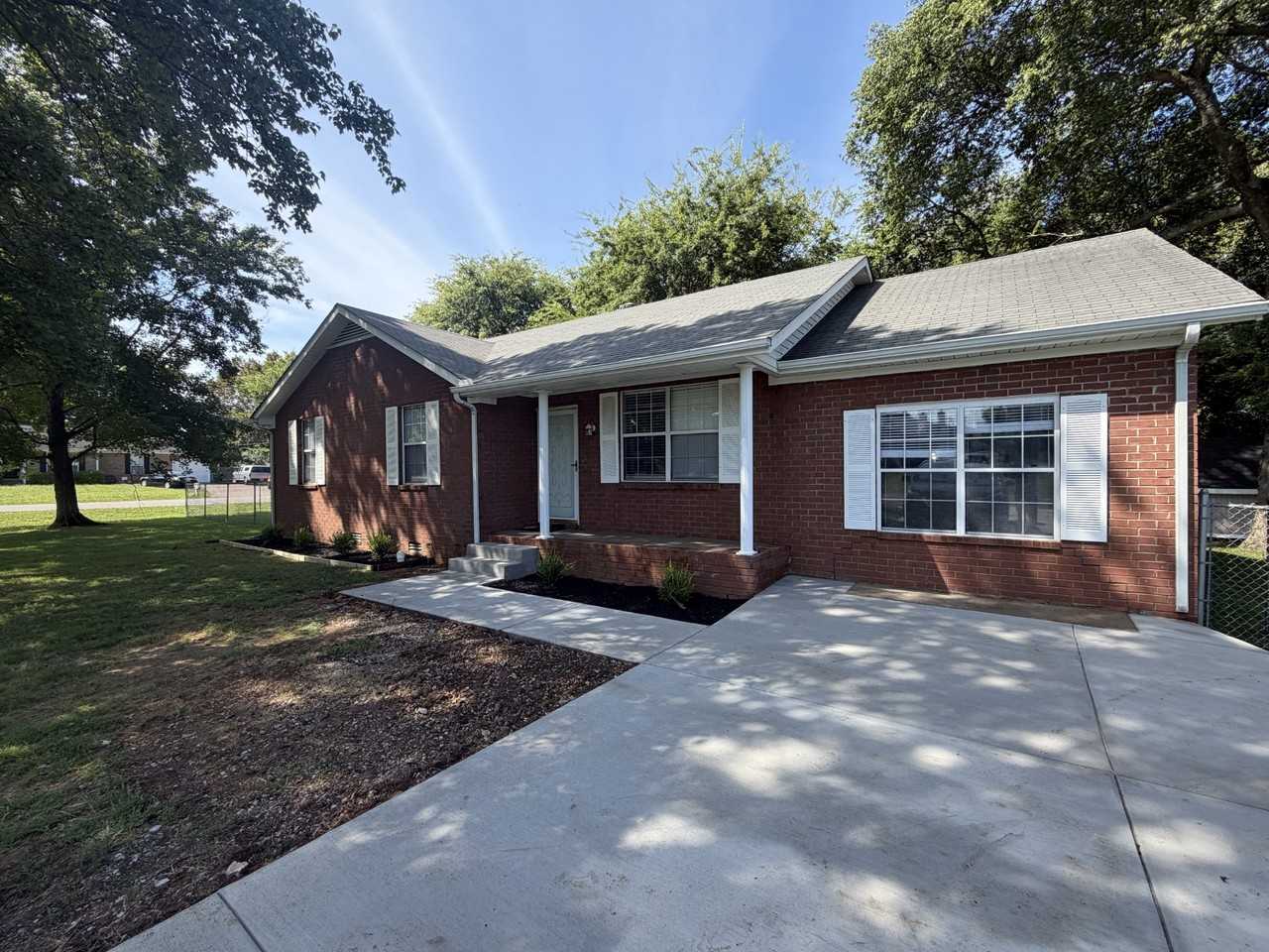 301 Summer Dr - Photo 2 of 20