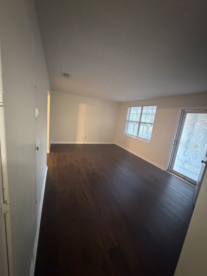 301 Summer Dr - Photo 4 of 20