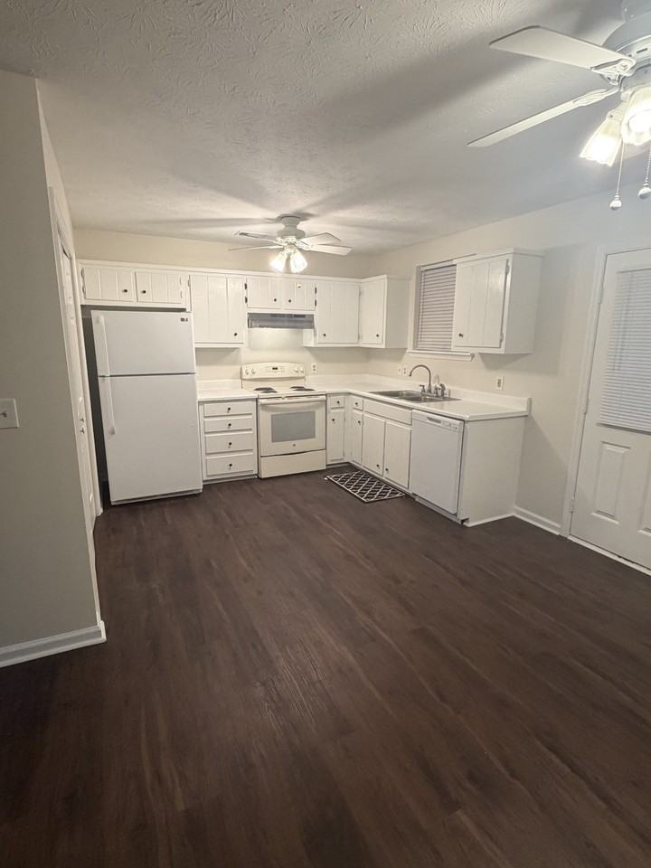 301 Summer Dr - Photo 6 of 20