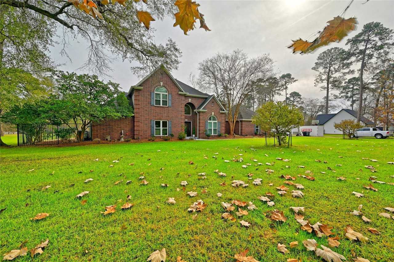 15461 Bedford Ln - Photo 3 of 47