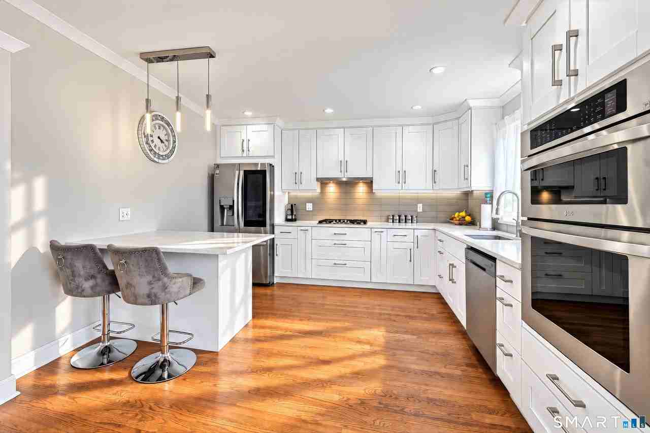 54 Saint Charles Ave - Photo 4 of 26