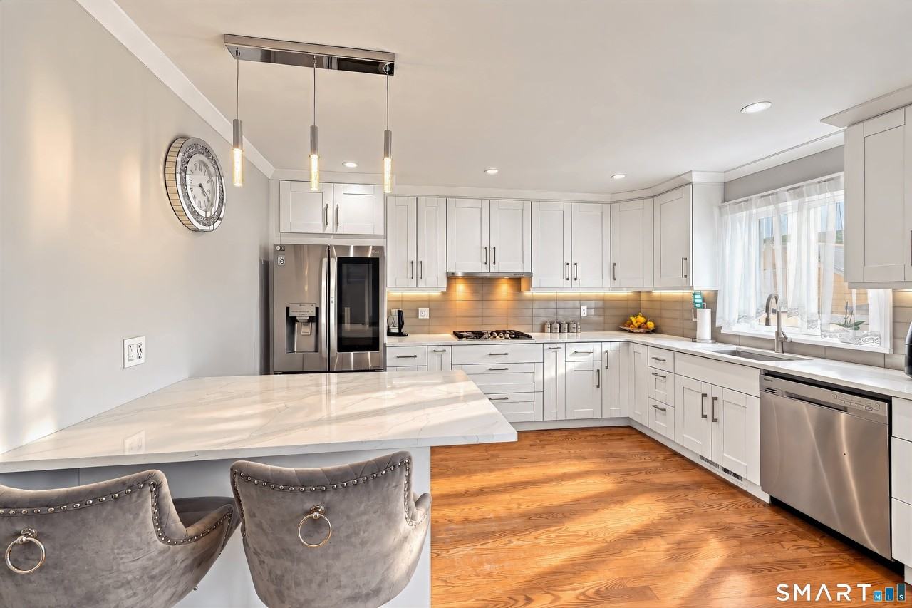 54 Saint Charles Ave - Photo 6 of 26