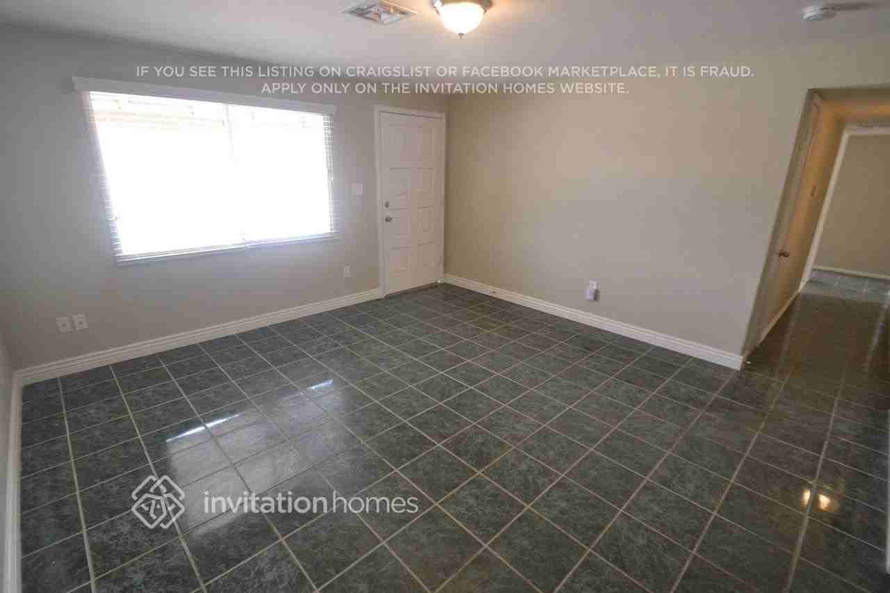 1643 N 56th Ln - Photo 2 of 14