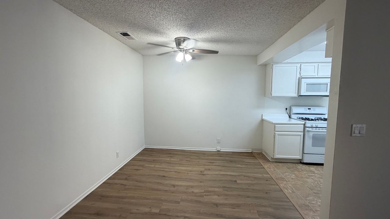 Farmdale Court Apartments - Photo 5 of 31