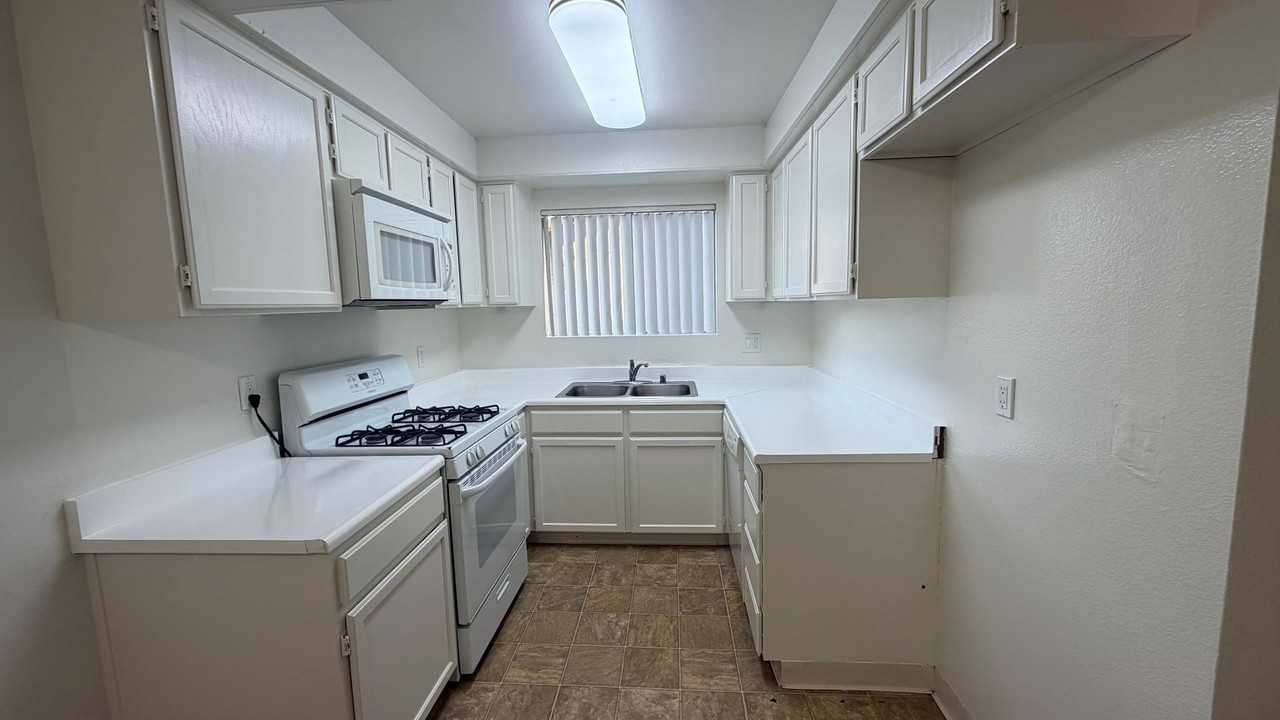 Farmdale Court Apartments - Photo 6 of 31
